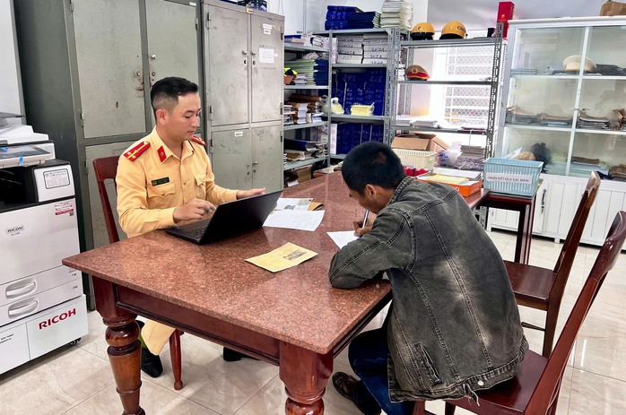 Thót tim cảnh xe tải chở ống bi bê tông không ràng buộc, bon bon trên Quốc lộ 1 - Ảnh 1.