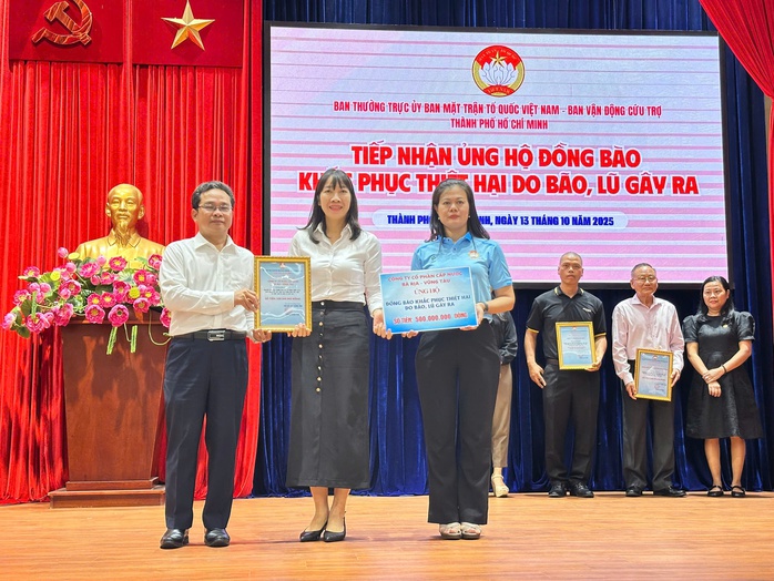 TP HCM tiếp nhận hơn 6 tỉ đồng ủng hộ đồng bào vùng bão, lũ - Ảnh 9.