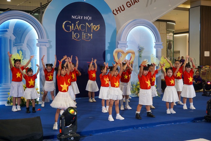 Hoa hậu Xuân Hạnh cùng 100 con công nhân “hóa thân” thành Lọ Lem - Ảnh 4.