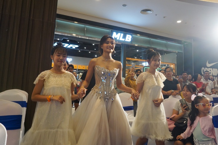 Hoa hậu Xuân Hạnh cùng 100 con công nhân “hóa thân” thành Lọ Lem - Ảnh 2.