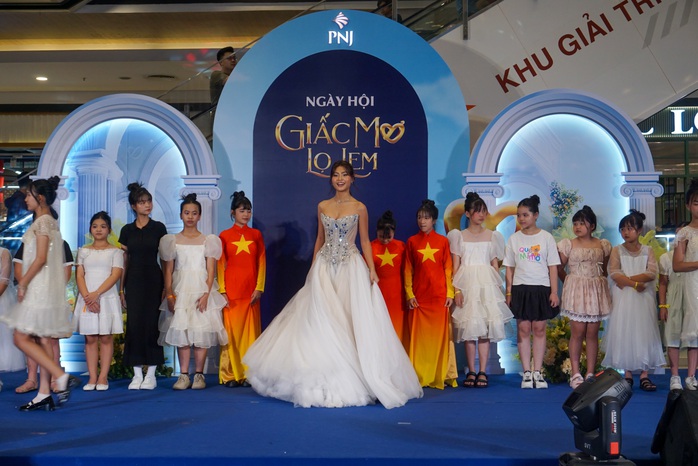 Hoa hậu Xuân Hạnh cùng 100 con công nhân “hóa thân” thành Lọ Lem - Ảnh 1.