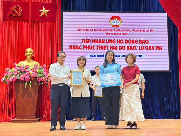 TP HCM tiếp nhận hơn 6 tỉ đồng ủng hộ đồng bào vùng bão, lũ - Ảnh 8.