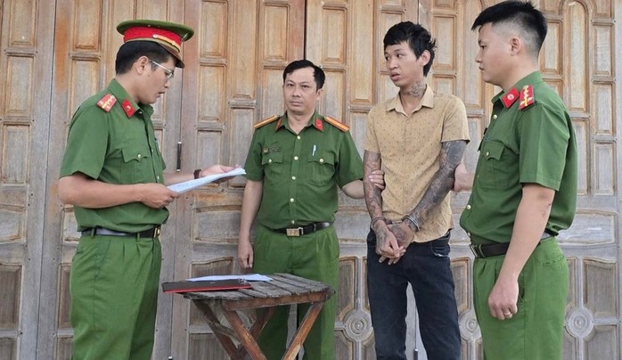 Bắt tạm giam đối tượng gây rối trật tự công cộng sau khi sử dụng ma túy - Ảnh 1.