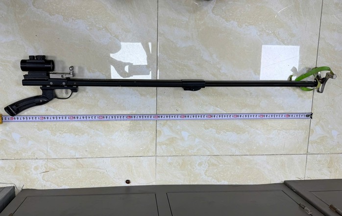 Hai xe 45 chỗ chở công nhân bị bắn vỡ kính bằng súng ná cao su - Ảnh 3. Hai xe 45 chỗ chở công nhân bị bắn vỡ kính bằng súng ná cao su - Ảnh 3.