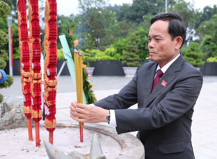 HCMC Party Congress delegates honor martyrs in solemn tribute - Ảnh 4.