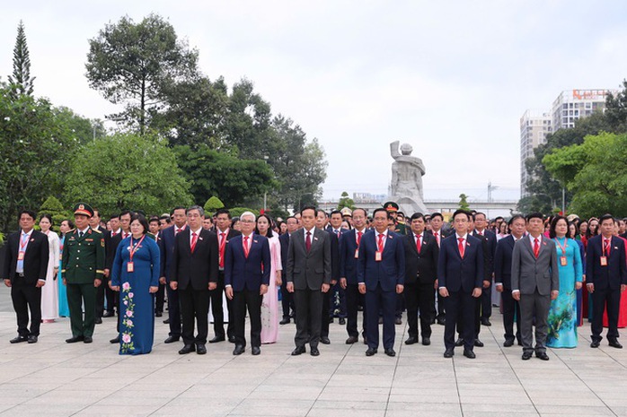 HCMC Party Congress delegates honor martyrs in solemn tribute - Ảnh 2.