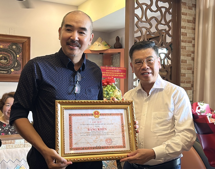 Đạo diễn Bùi Thạc Chuyên được TP HCM khen thưởng với phim "Địa đạo - Mặt trời trong bóng tối" - Ảnh 1.