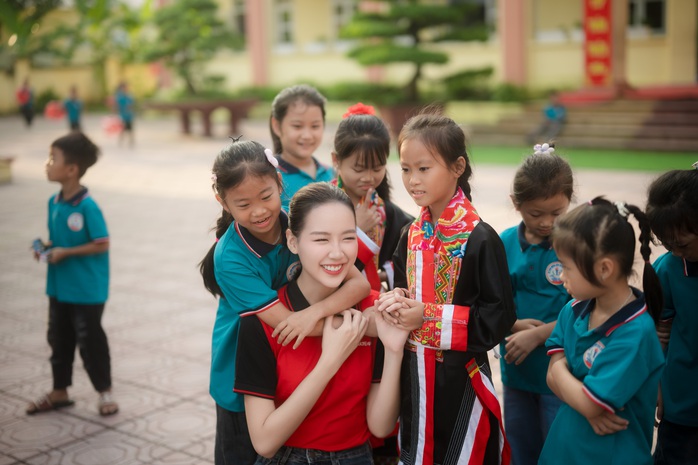 Hoa Hậu Bảo Ngọc "Giao nắng, chuyển yêu thương" đến trẻ em vùng lũ tại Lạng Sơn Và Quảng Ninh - Ảnh 2.