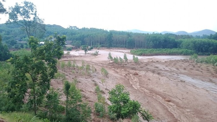 vỡ hồ chứa bùn - Ảnh 1.