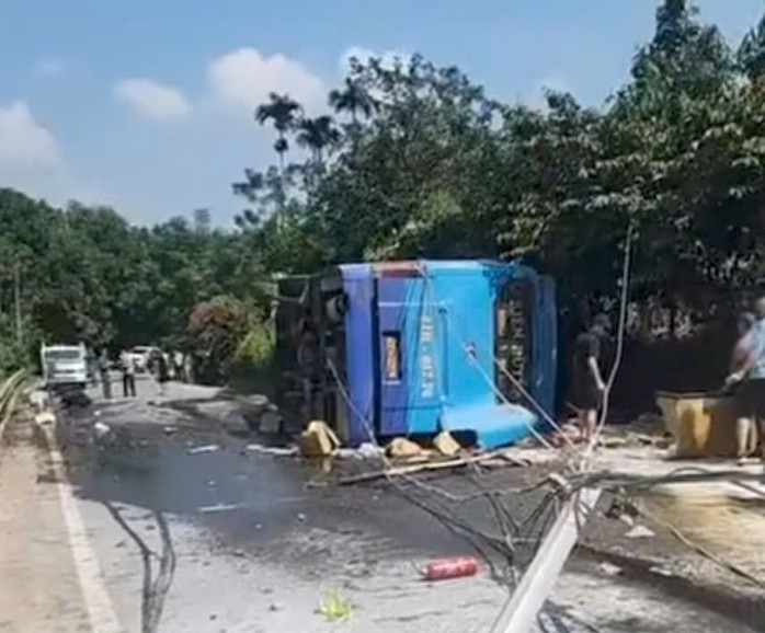 Lật xe khách, nhiều người chết và bị thương - Ảnh 1.
