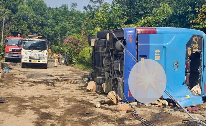 Thông tin mới vụ lật xe khách khiến 3 người chết, nhiều người bị thương - Ảnh 1.