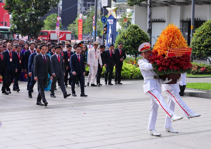 Đoàn Đại biểu dự Đại hội Đại biểu Đảng bộ TP HCM dâng hương các Anh hùng Liệt sĩ  - Ảnh 1.