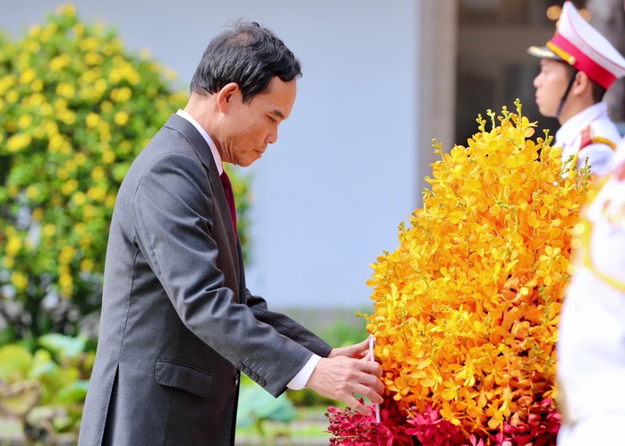 Đoàn Đại biểu dự Đại hội Đại biểu Đảng bộ TP HCM dâng hương các Anh hùng Liệt sĩ  - Ảnh 2.