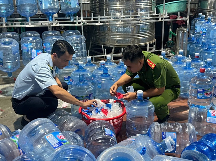 Khởi tố "ông trùm" bán hàng chục ngàn bình nước Lavie giả - Ảnh 2. Khởi tố "ông trùm" bán hàng chục ngàn bình nước Lavie giả - Ảnh 2.