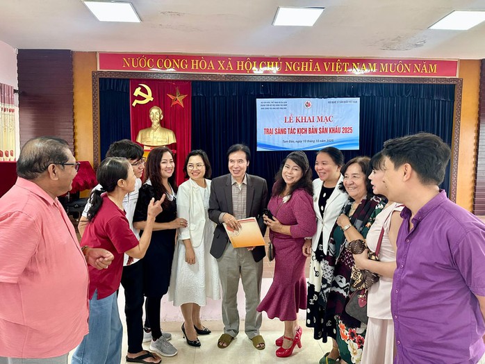 Kịch bản sân khấu cần hơi thở đương đại - Ảnh 1. Kịch bản sân khấu cần hơi thở đương đại - Ảnh 1.