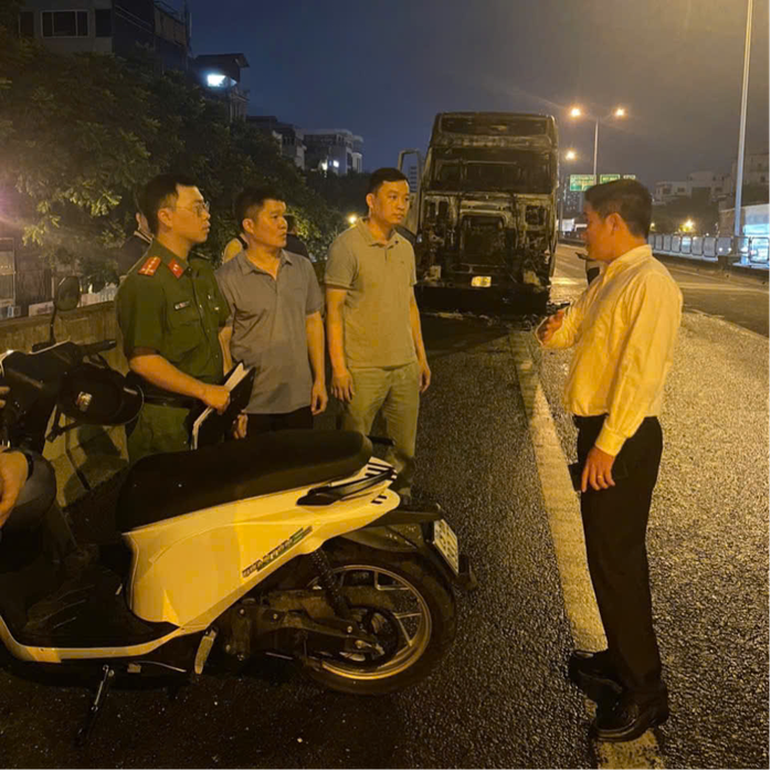 Xe đầu kéo bốc cháy ngùn ngụt trên đường vành đai 3 , không có thiệt hại về người - Ảnh 2. Xe đầu kéo bốc cháy ngùn ngụt trên đường vành đai 3 , không có thiệt hại về người - Ảnh 2.