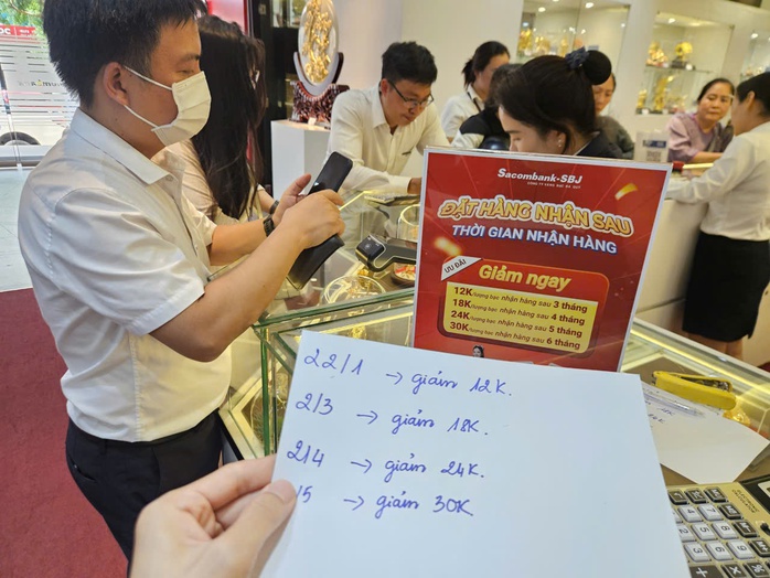 Giá bạc tăng mạnh , người dân đặt trước 6 tháng vẫn sẵn sàng chi hàng triệu đồng - Ảnh 2. Giá bạc tăng mạnh , người dân đặt trước 6 tháng vẫn sẵn sàng chi hàng triệu đồng - Ảnh 2.