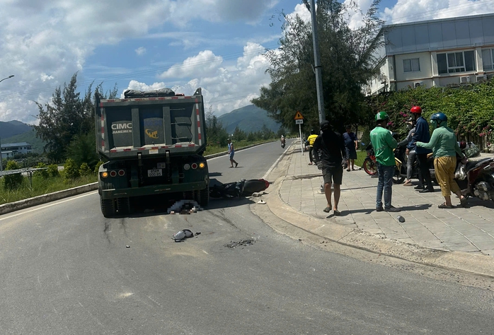 Xe ben va chạm xe máy người thiếu nữ tử vong - Ảnh 1.