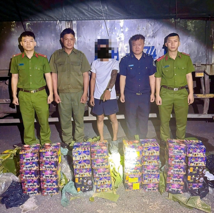 Bắt giữ pháo hoa nổ lớn tại vùng biên Quảng Trị - Ảnh 1. Bắt giữ pháo hoa nổ lớn tại vùng biên Quảng Trị - Ảnh 1.