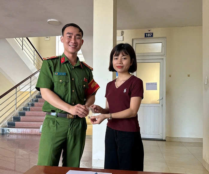 Người dân liên hệ công an, trả lại nhiều dây chuyền vàng nhặt được - Ảnh 1.
