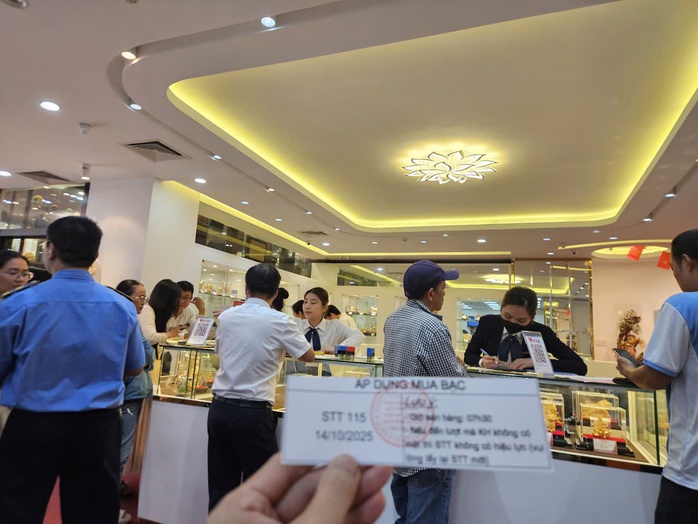 Giá bạc tăng mạnh , người dân đặt trước 6 tháng vẫn sẵn sàng chi hàng triệu đồng - Ảnh 3. Giá bạc tăng mạnh , người dân đặt trước 6 tháng vẫn sẵn sàng chi hàng triệu đồng - Ảnh 3.