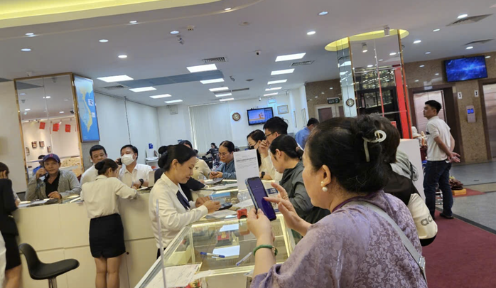Giá bạc tăng mạnh , người dân đặt trước 6 tháng vẫn sẵn sàng chi hàng triệu đồng - Ảnh 4. Giá bạc tăng mạnh , người dân đặt trước 6 tháng vẫn sẵn sàng chi hàng triệu đồng - Ảnh 4.