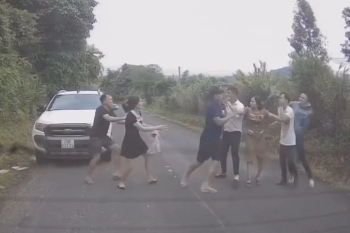 Clip: Hai nhóm lao vào đánh nhau giữa quốc lộ sau va chạm ô tô - Ảnh 2.
