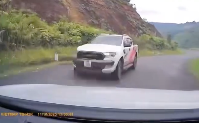 Clip: Hai nhóm lao vào đánh nhau giữa quốc lộ sau va chạm ô tô - Ảnh 1.