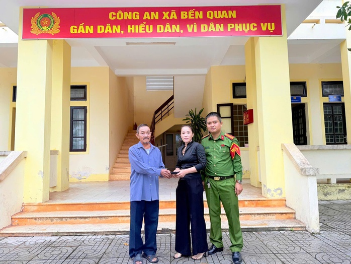 Người dân Quảng Trị nhặt được dây chuyền vàng , trả lại cho người đánh rơi - Ảnh 1. Người dân Quảng Trị nhặt được dây chuyền vàng , trả lại cho người đánh rơi - Ảnh 1.