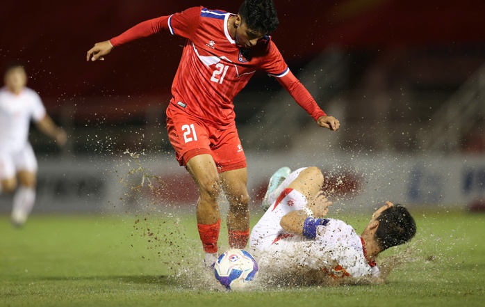 HLV Nepal bất ngờ vắng mặt ở trận thua 0-1 Việt Nam - Ảnh 4.