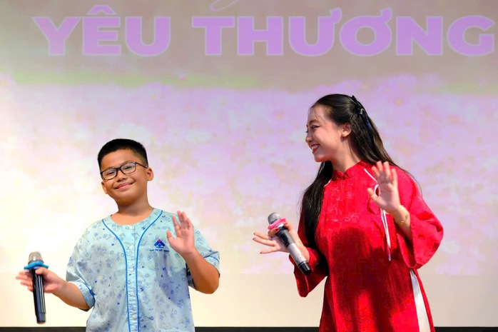 Hành động đẹp, ý nghĩa tại Bệnh viện Mắt TP HCM  - Ảnh 2.