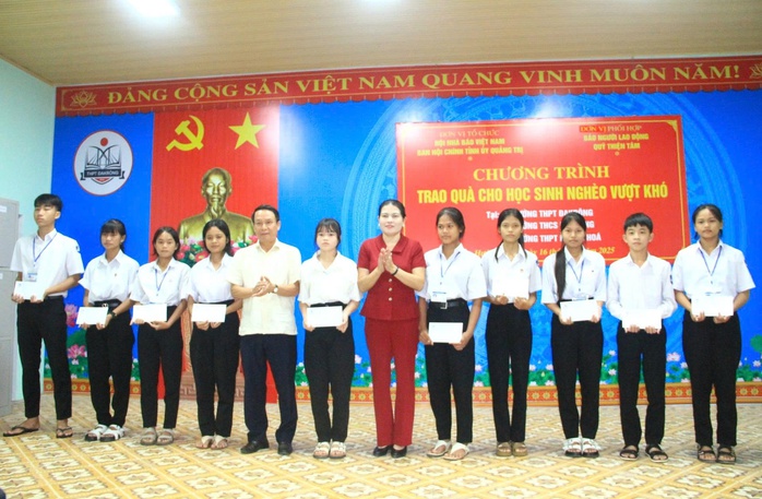 Tiếp sức học sinh vùng cao vượt khó vươn lên - Ảnh 1. Tiếp sức học sinh vùng cao vượt khó vươn lên - Ảnh 1.