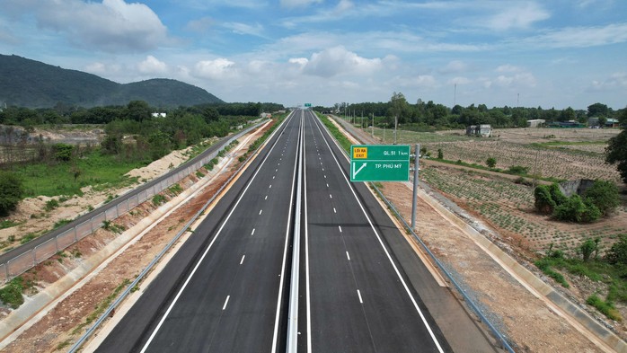 Phó Bí thư Thành ủy TP HCM Võ Văn Minh khảo sát các tuyến giao thông trọng điểm kết nối - Ảnh 2.