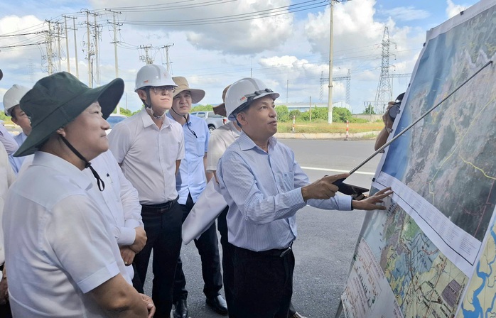 Phó Bí thư Thành ủy TP HCM Võ Văn Minh khảo sát các tuyến giao thông trọng điểm kết nối - Ảnh 1.