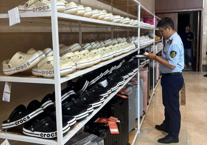 Kiểm tra cửa hàng Đà Nẵng phát hiện dép Crocs giả và áo Nike giả mạo - Ảnh 2. Kiểm tra cửa hàng Đà Nẵng phát hiện dép Crocs giả và áo Nike giả mạo - Ảnh 2.