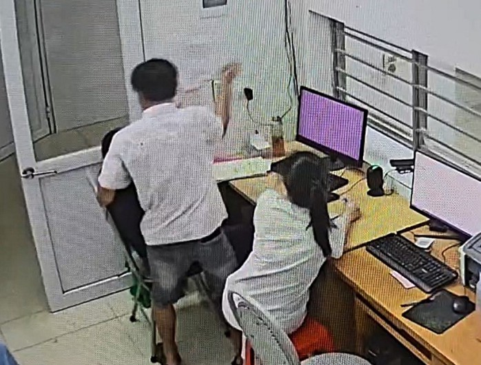 VIDEO: Người đàn ông xông vào phòng cấp cứu đe dọa hành hung nữ bác sĩ - Ảnh 1.
