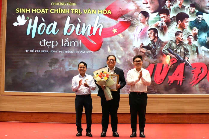 Giao lưu, sinh hoạt chính trị, văn hóa với đoàn phim Mưa đỏ - Ảnh 2.