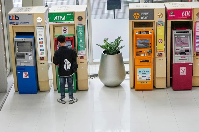 Nhiều nước siết chuyển tiền trực tuyến - Ảnh 1. Nhiều nước siết chuyển tiền trực tuyến - Ảnh 1.