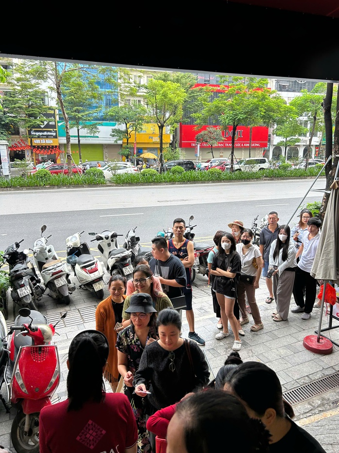 Bạc tăng lên đỉnh mọi thời đại, người Hà Nội xếp hàng mua từ sáng sớm - Ảnh 5.