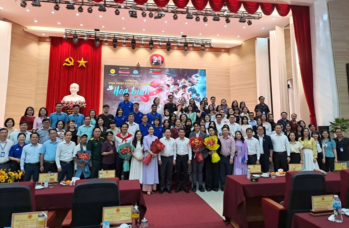 Giao lưu, sinh hoạt chính trị, văn hóa với đoàn phim Mưa đỏ - Ảnh 15.