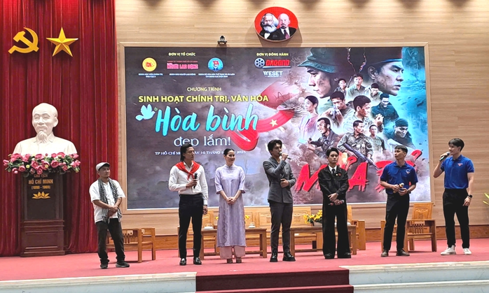 Giao lưu, sinh hoạt chính trị, văn hóa với đoàn phim Mưa đỏ - Ảnh 13.
