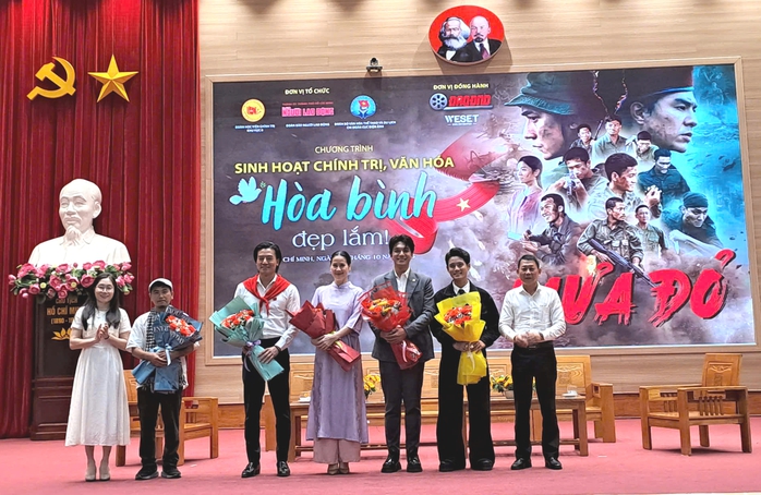 Giao lưu, sinh hoạt chính trị, văn hóa với đoàn phim Mưa đỏ - Ảnh 14.