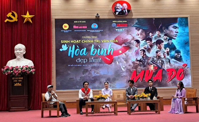 Giao lưu, sinh hoạt chính trị, văn hóa với đoàn phim Mưa đỏ - Ảnh 4.