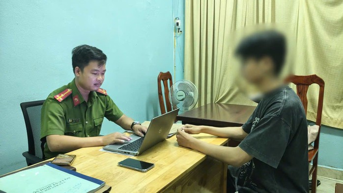 Một nam sinh thuê nhà nghỉ để làm việc với Công an giả mạo - Ảnh 1. Một nam sinh thuê nhà nghỉ để làm việc với Công an giả mạo - Ảnh 1.