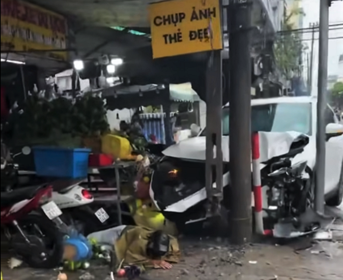 Ô tô tông xe máy tại chợ Tam Giác Đà Nẵng khiến 2 người bị thương - Ảnh 1. Ô tô tông xe máy tại chợ Tam Giác Đà Nẵng khiến 2 người bị thương - Ảnh 1.