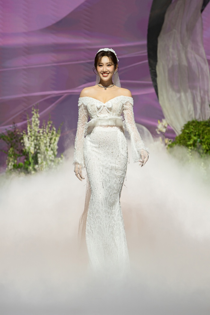 Thúy Ngân đọ dáng cùng "mỹ nhân đẹp nhất Philippines" Marian Rivera - Ảnh 1.