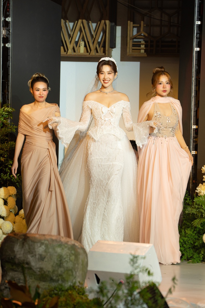 Thúy Ngân đọ dáng cùng "mỹ nhân đẹp nhất Philippines" Marian Rivera - Ảnh 4.