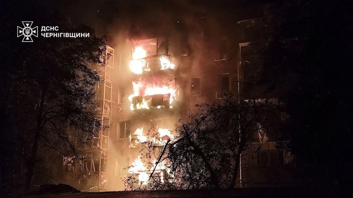 Ông Zelensky sắp gặp ông Donald Trump, Nga phóng hơn 300 drone, 37 tên lửa - Ảnh 1. Ông Zelensky sắp gặp ông Trump, Nga phóng hơn 300 drone và 37 tên lửa - Ảnh 1.