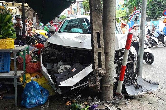 Ô tô tông xe máy tại chợ Tam Giác Đà Nẵng khiến 2 người bị thương - Ảnh 2. Ô tô tông xe máy tại chợ Tam Giác Đà Nẵng khiến 2 người bị thương - Ảnh 2.