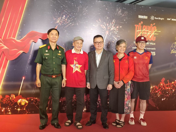 Phim ca nhạc "Tổ quốc trong tim" tưng bừng chiếu tại TP HCM - Ảnh 2.